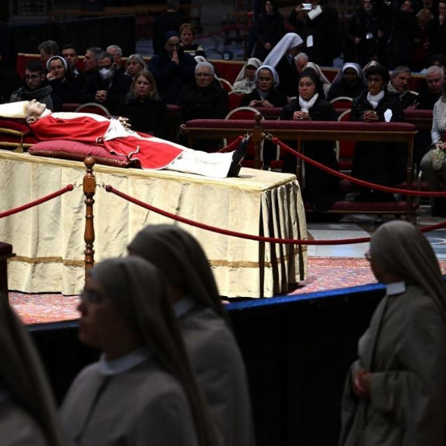 &lt;p&gt;Tijelo Benedikta XVI u bazilici Sv. Petra&lt;/p&gt;