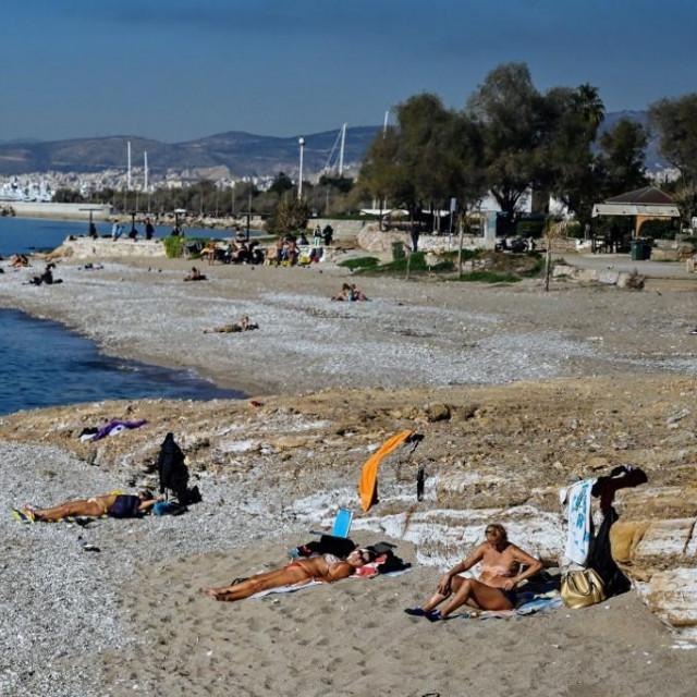 &lt;p&gt;Sunčanje na plaži u Ateni 2. siječnja 2023.&lt;/p&gt;