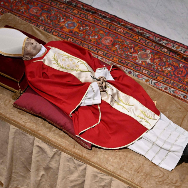 Tijelo Benedikta XVI. u bazilici svetog Petra u Vatikanu
