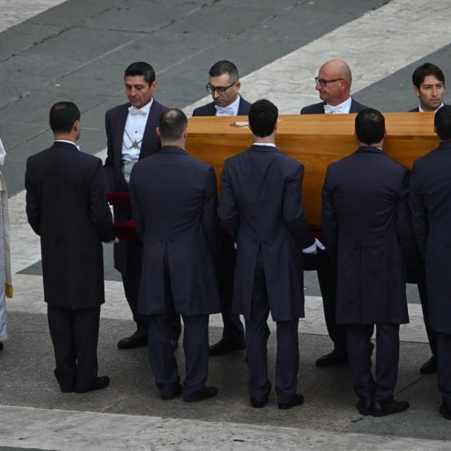 &lt;p&gt;Papa Frane kraj lijesa s tijelom Benedikta XVI.&lt;/p&gt;