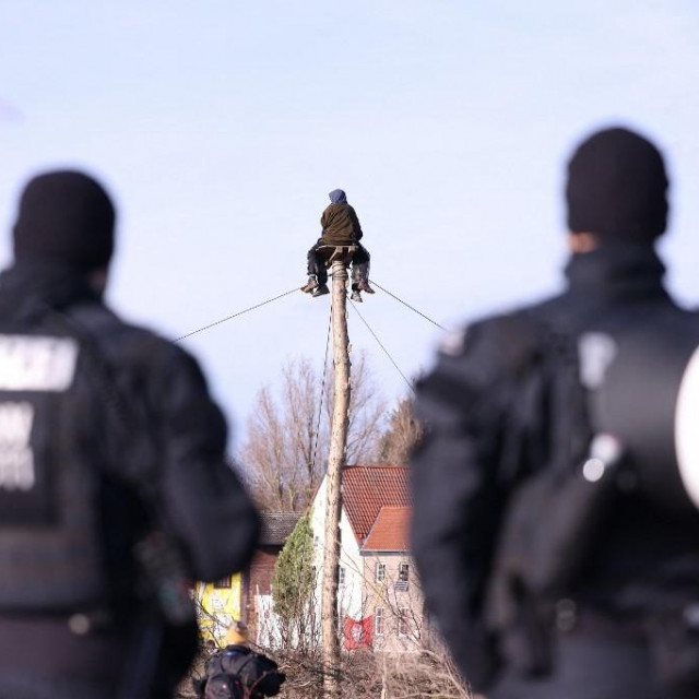 &lt;p&gt;Klimatski aktivisti i policija u njemačkom selu blizu Luetzeratha&lt;/p&gt;
