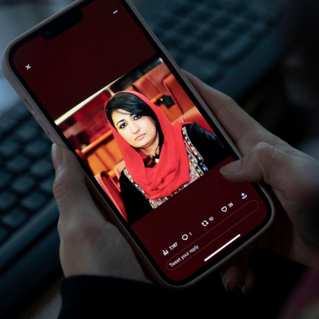 &lt;p&gt;Žena gleda u sliku Mursal Nabizade na zaslonu telefona&lt;/p&gt;