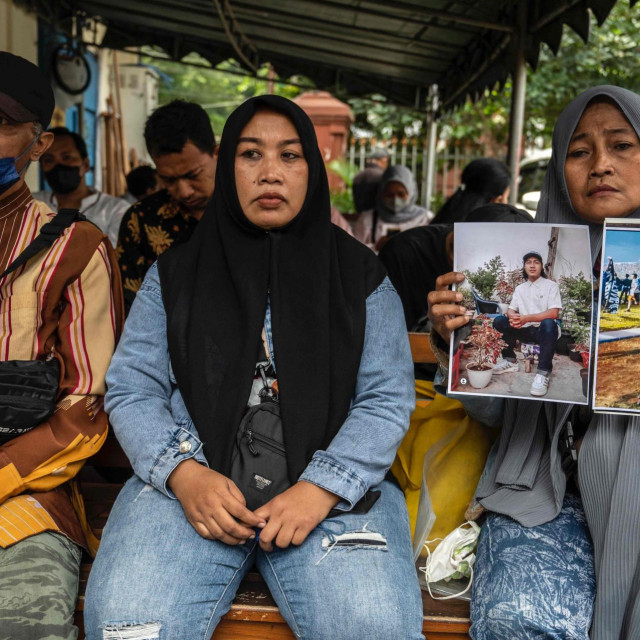 &lt;p&gt;Rink Hanifah drži fotografiju sina koji je poginuo u stampedu&lt;/p&gt;