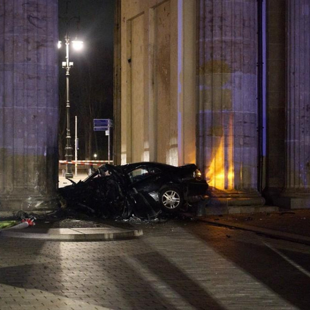 Autom se zabio u Brandenburška vrata