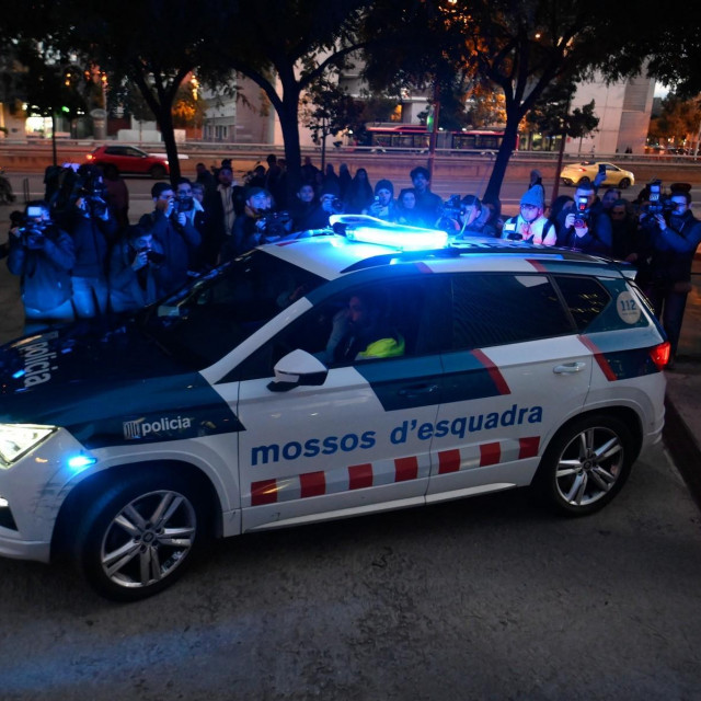 &lt;p&gt;Policija u Barceloni vozi Danija Alvesa prema zatvoru&lt;/p&gt;