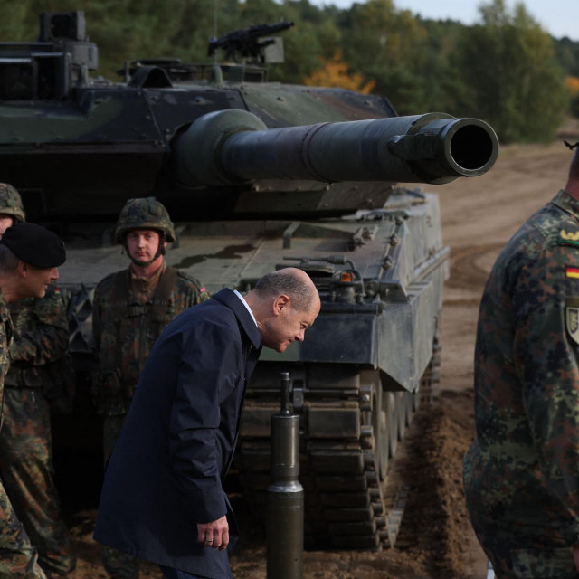 &lt;p&gt;Njemački kancelar Olaf Scholz prolazi kraj tenka Leopard 2 &lt;/p&gt;