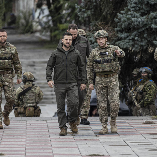&lt;p&gt;Zelenski s ukrajinskim vojnicima i časnicima&lt;/p&gt;