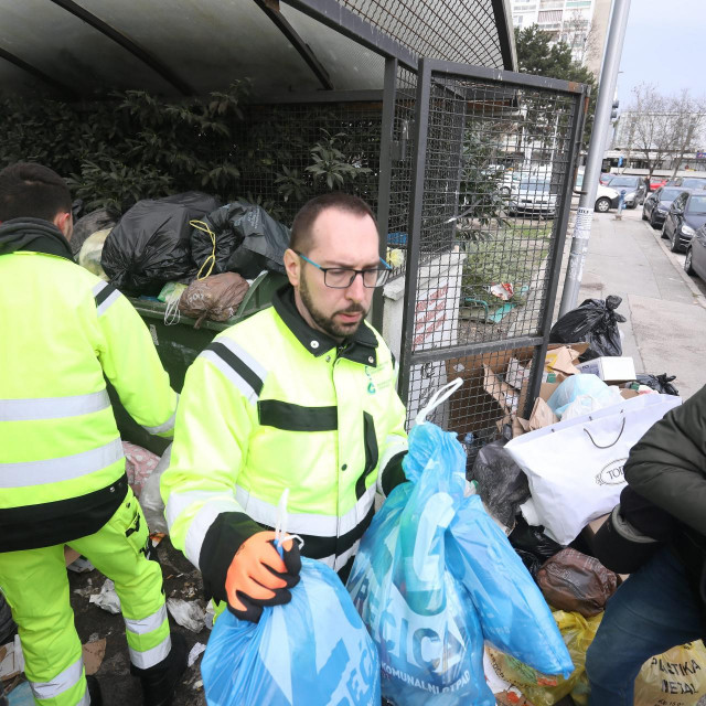 &lt;p&gt;Tomašević s radnicima Čistoće čisti grad&lt;/p&gt;