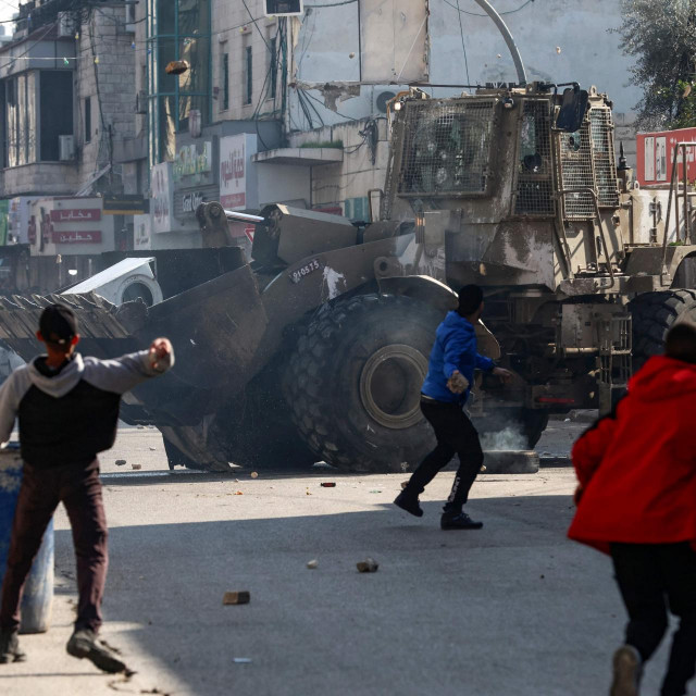 Palestinci bacaju kamenje na izraelsku vojsku u Jeninu