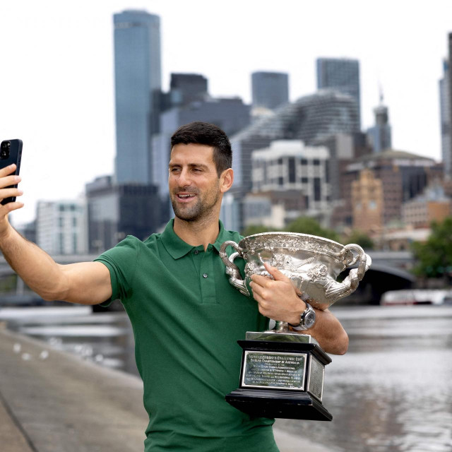 &lt;p&gt;Đoković s trofejom Australian Opena ispred melbournške panorame&lt;/p&gt;