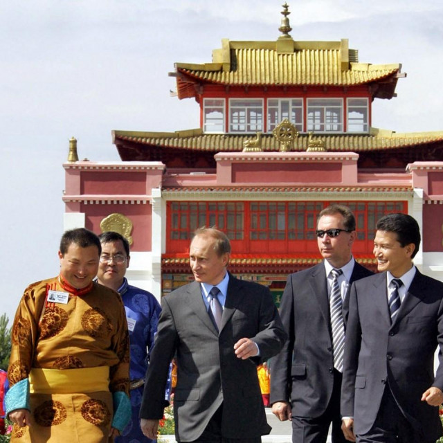&lt;p&gt;Telo Tulku Rinpoche i Vladimir Putin 2005. na otvaranju hrama u Kalmikiji&lt;/p&gt;