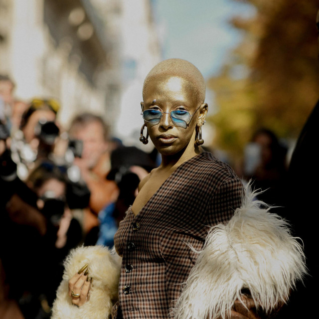 &lt;p&gt;U Parizu sa zlatnim make-upom&lt;br&gt;
Fotografije: Shutterstock Editorial/Profimedia&lt;/p&gt;