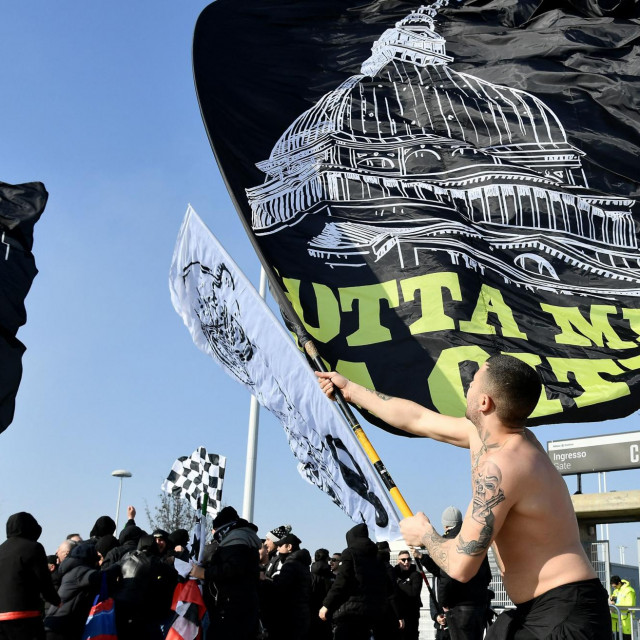Navijači Juventusa ispred svog stadiona