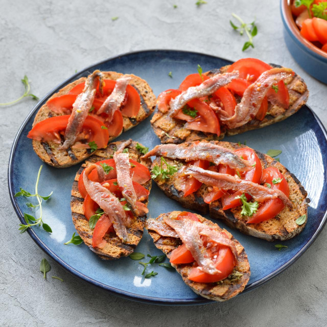 &lt;p&gt;Spanish bar foodGrilled slices of bread with olive oil, herbs, fresh tomatoes and spicy anchovy fillets&lt;/p&gt;