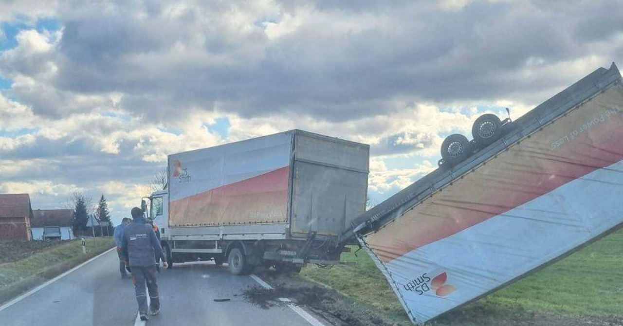 Pogledajte kako olujni vjetar prevrće kamion na cesti u Slavoniji: U tren oka završio u kanalu