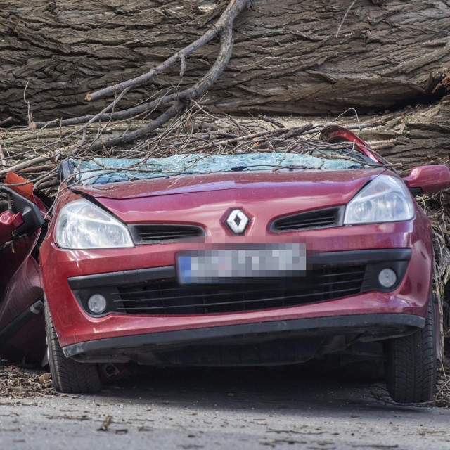 &lt;p&gt;U Zagrebu su u subotu iščupana stabla padala na automobile i prometnice&lt;/p&gt;
