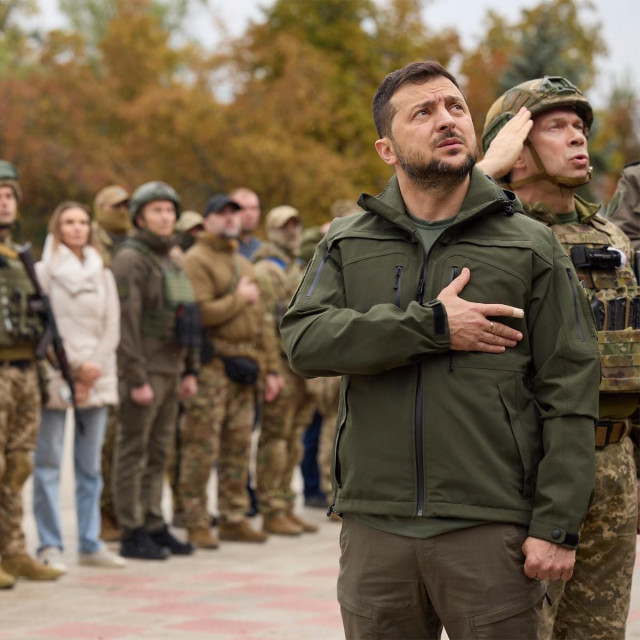 &lt;p&gt;Volodimir Zelenski i ukrajinski vojnici salutiraju zastavi u Izjumu/Ilustracija&lt;/p&gt;