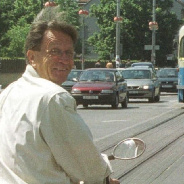 Ćiro Blažević na motorinu u Savskoj ulici (2000. godina)
