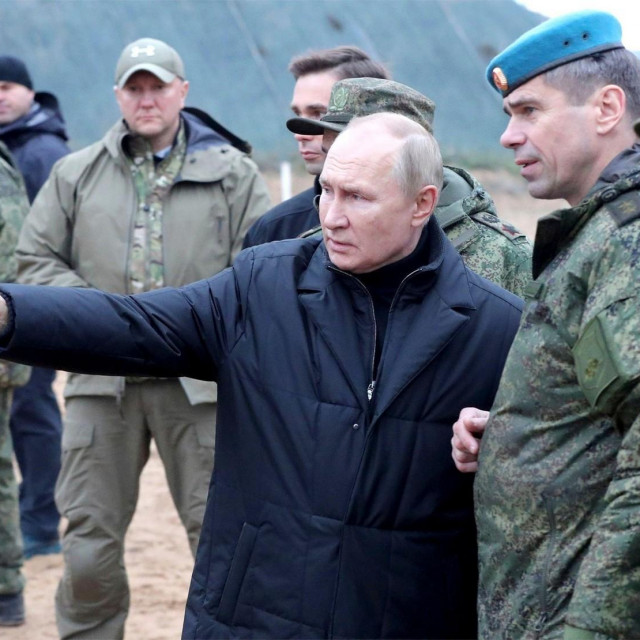 Vladimir Putin s ruskim generalima i časnicima