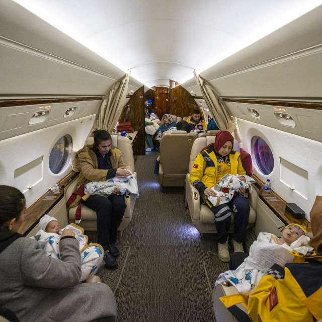 Bebe u zrakoplovu neposredno prije napuštanja Kahramanmaraşa