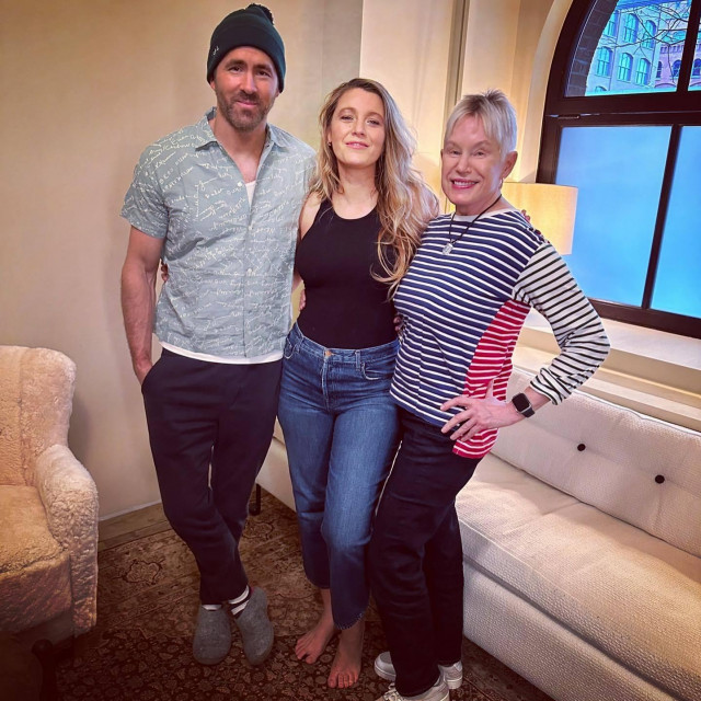 &lt;p&gt;Ryan Reynolds i Blake Lively s njegovom majkom Tammy&lt;/p&gt;