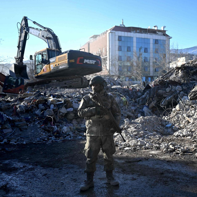 &lt;p&gt;Turski vojnici ispred srušene zgrade u Kahramanmarasu&lt;/p&gt;