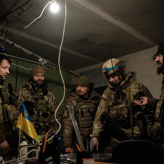 Ukrajinski vojnici u Bahmutu dogovaraju manevre