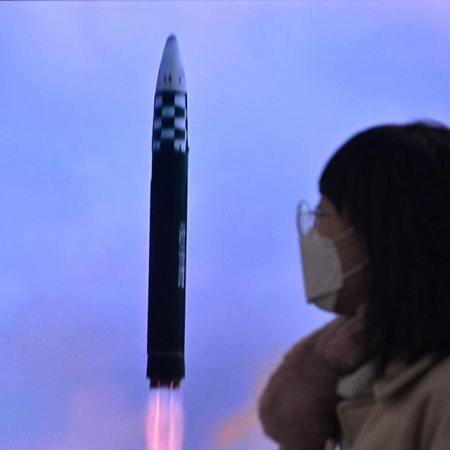 &lt;p&gt;Žena u Južnoj Koreji promatra snimku lansiranja projektila iz neprijateljskog susjedstva&lt;/p&gt;