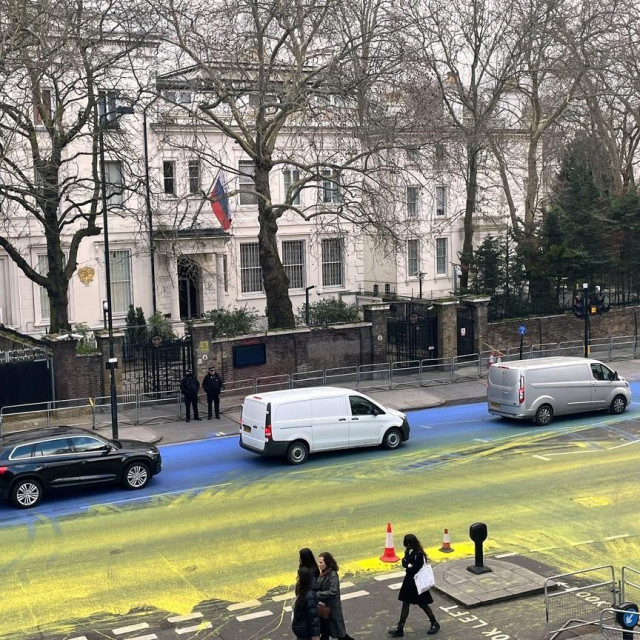 Prizor ispred ruske ambasade u Londonu