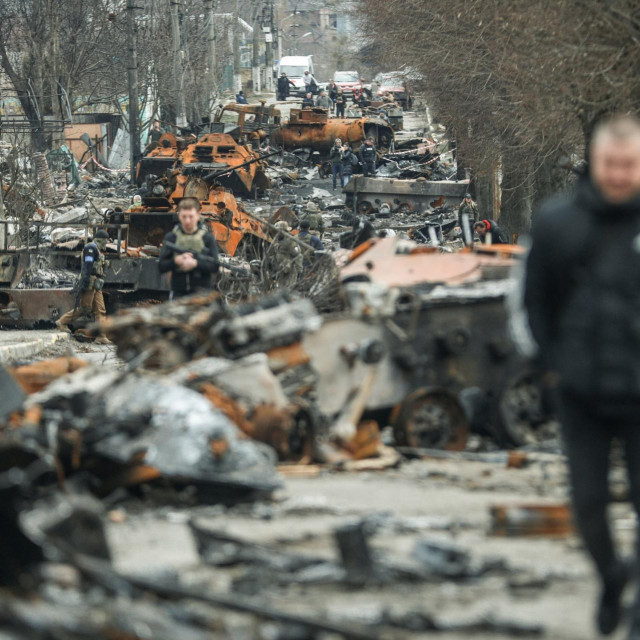 Konvoj uništenih tenkova u Buči