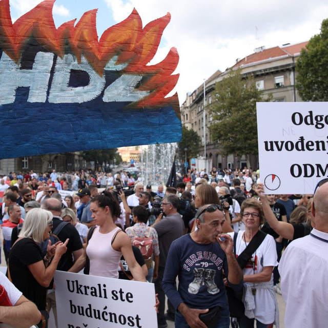 &lt;p&gt;U Zagrebu se lanjskog rujna na Trgu žrtava fašizma ispred središnjice HDZ-a održao prosvjed protiv vlasti ‘Dajemo vam otkaz‘. Organizator je bila udruga Slobodni zajedno. Tijekom tog prosvjeda bačeno je jaje...&lt;/p&gt;