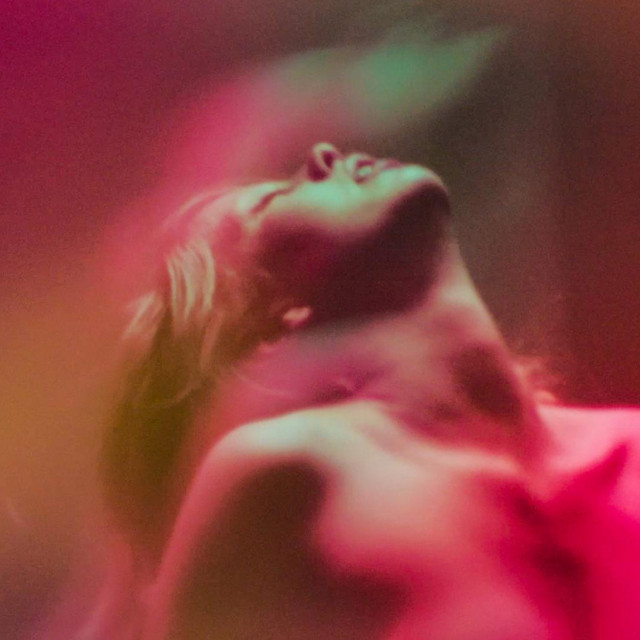  Mia Goth u Neonom novom filmu Infinity Pool (2023).
 