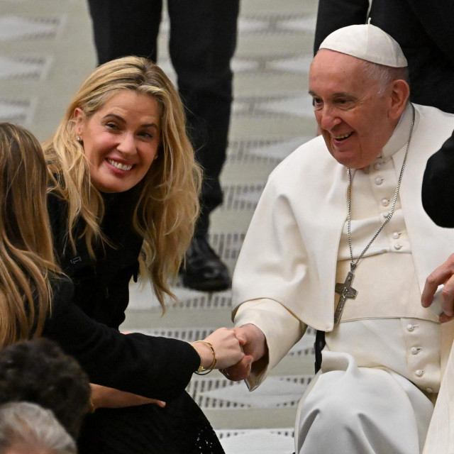 &lt;p&gt;Papa Franjo s udovicom pokojnog talijanskog nogometaša Gianluce Viallija Cathryn White-Cooper&lt;/p&gt;