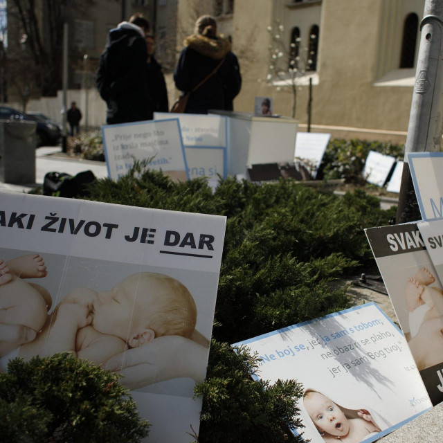 &lt;p&gt;Članovi udruge ‘40 dana za život‘ molitvom ispred KB Sestre Milosrdnice u Vinogradskoj prosvjeduju protiv pobačaja/Arhivska fotografija&lt;/p&gt;