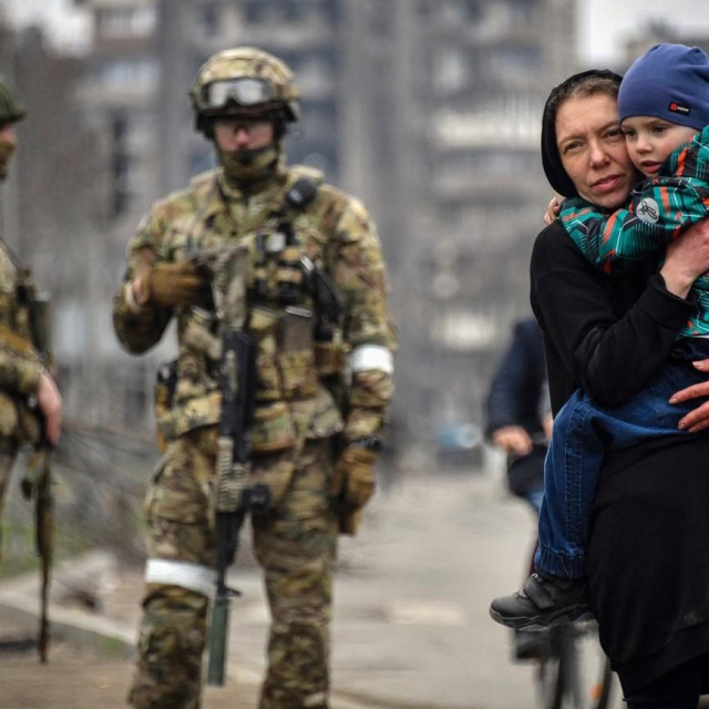 &lt;p&gt;Majka s djetetom i ruskim vojnicima nakon pada Mariupolja/Ilustracija&lt;/p&gt;
