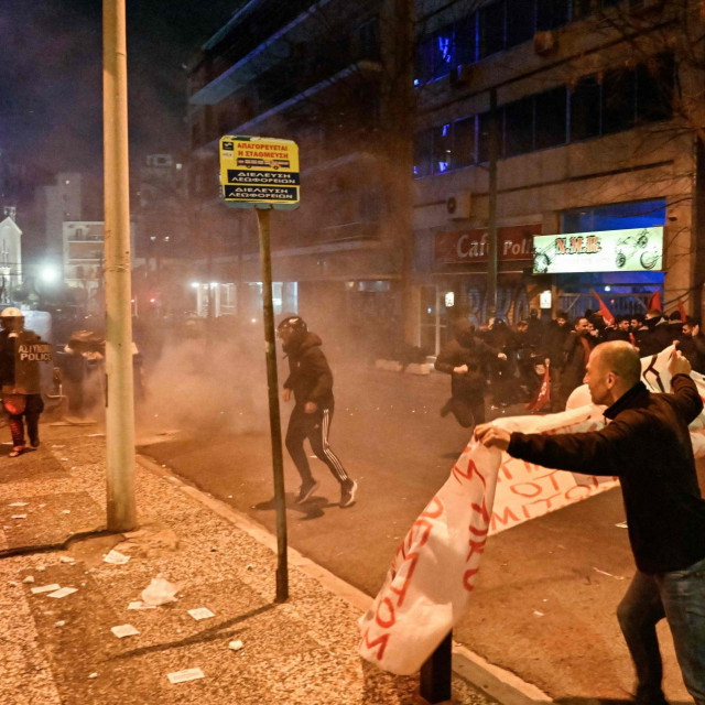 Policija je bacala suzavac na prosvjednike u Grkoj