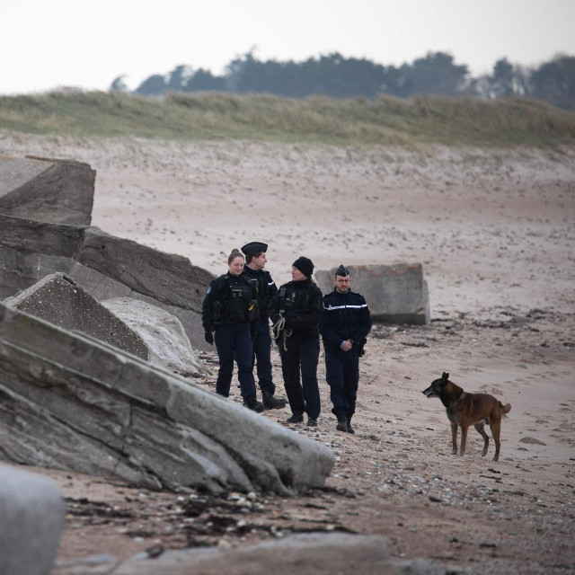 Francuski policajci patroliraju plažom u Vicq-sur-Meru
