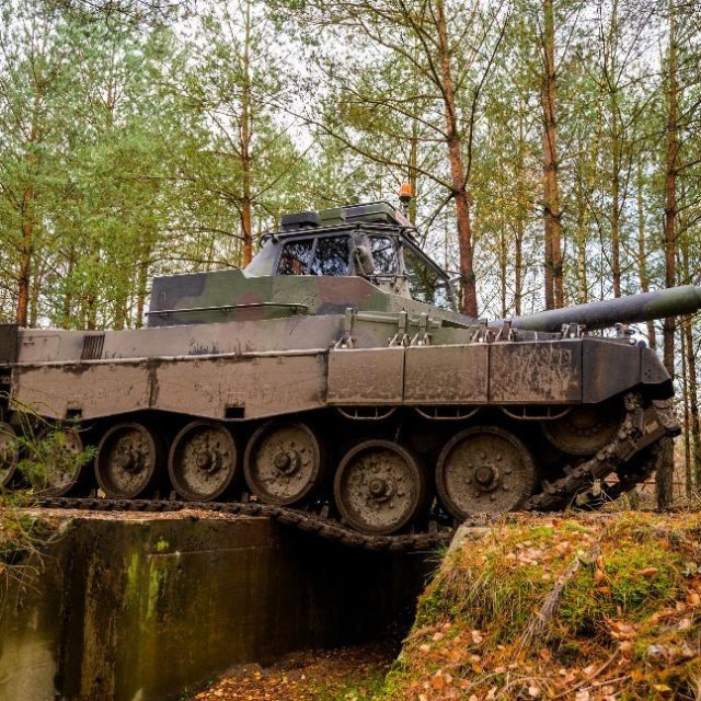 Tenk Leopard II 