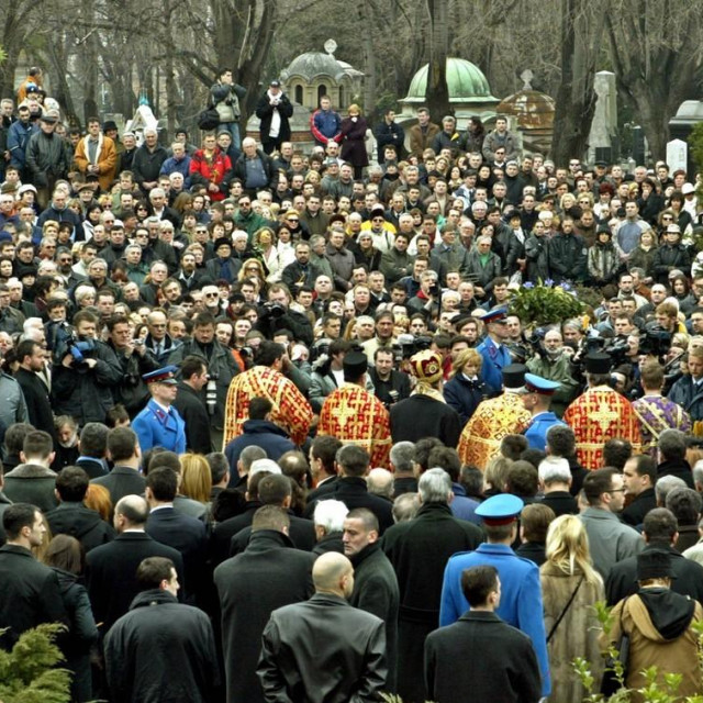 Tisuće ljudi na grobu Zorana Đinđića, na godišnjicu njegove smrti