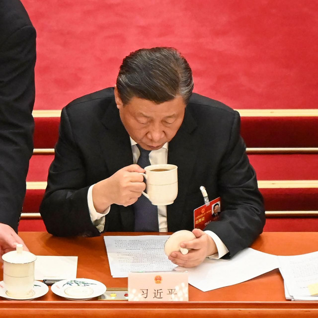 &lt;p&gt;Xi Jinping pije čaj na Svekineskom nacionalnom kongresu&lt;/p&gt;