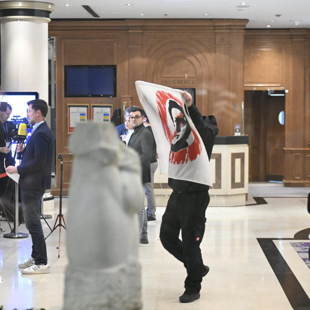 Navijač koji se probio u hotel izlazi s transparentom s prekriženim likom Zdravka Mamića