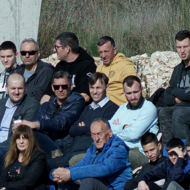 &lt;p&gt;Dario Šimić na terenu u Vodicama, pored njega Marin Mikšić sa sunčanim naočalama&lt;/p&gt;
