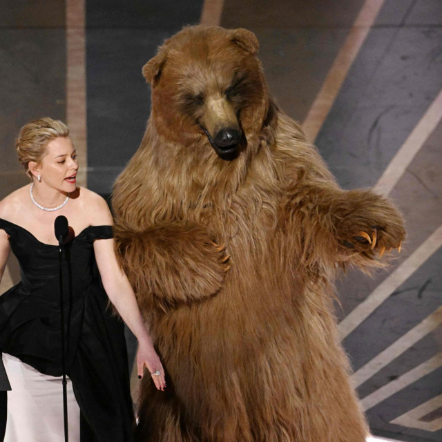 &lt;p&gt;Glumica i redateljica Elizabeth Banks s medvjedom na pozornici&lt;/p&gt;