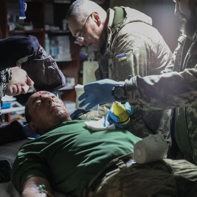 Ukrajinski vojni medicinari liječe ukrajinskog vojnika