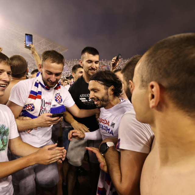 &lt;p&gt;Filip Krovinović slavi s navijačima&lt;/p&gt;
