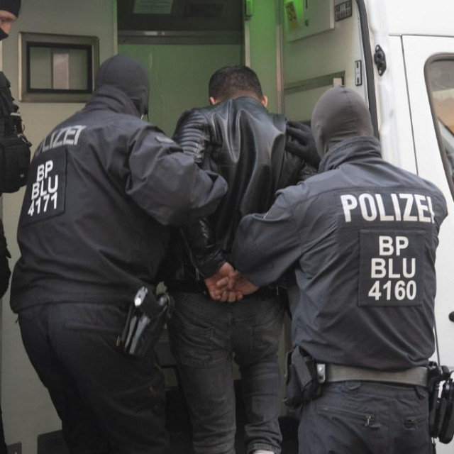 Privođenje jednog od uhićenih u raciji u Berlinu