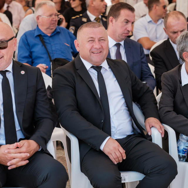 Damir Dekanić (u sredini)