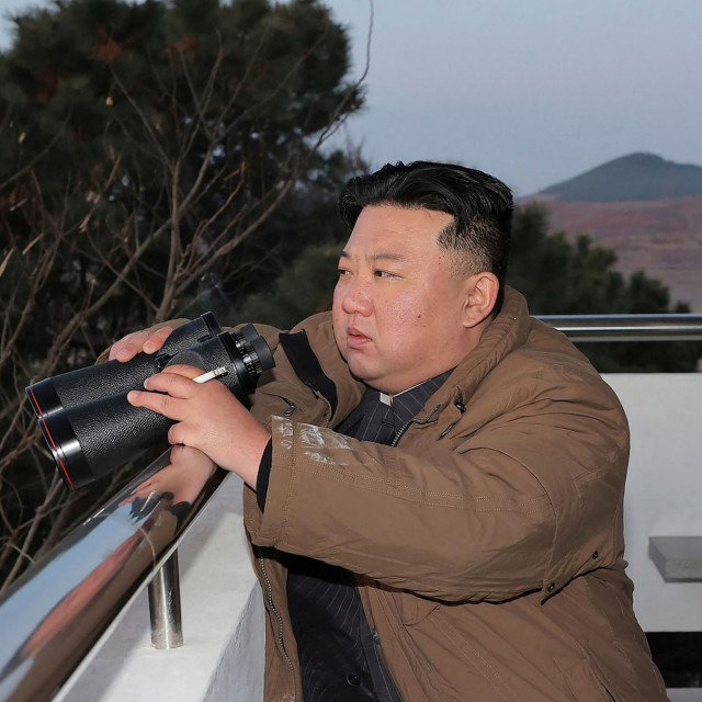 &lt;p&gt;Kim Jong-un gleda lansiranje interkontinentalnog balističkog projektila Hwasong-17&lt;/p&gt;