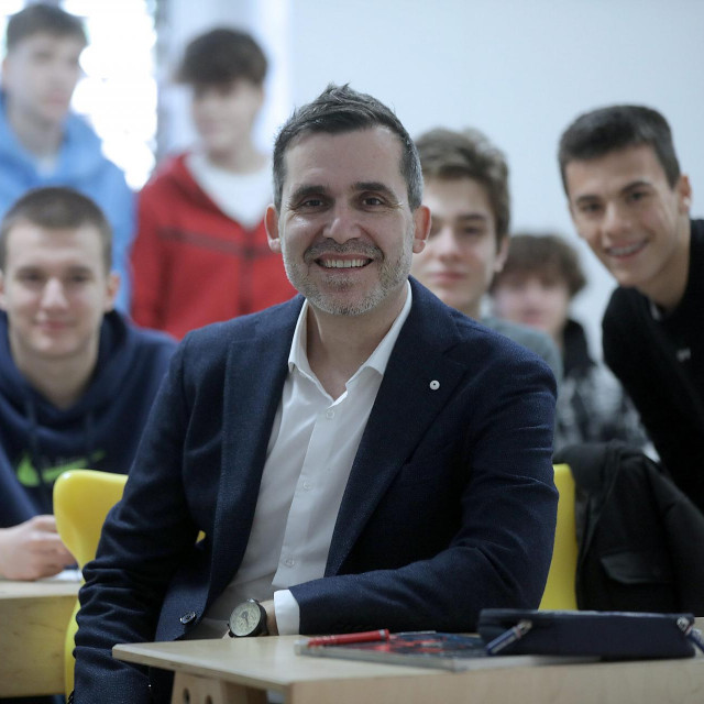 &lt;p&gt;Ravnatelj Humanističke gimnazije Tonći Maleš sa svojim učenicima&lt;/p&gt;