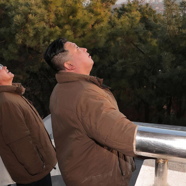&lt;p&gt;Kim Jong Un nadgleda lansiranje projektila&lt;/p&gt;